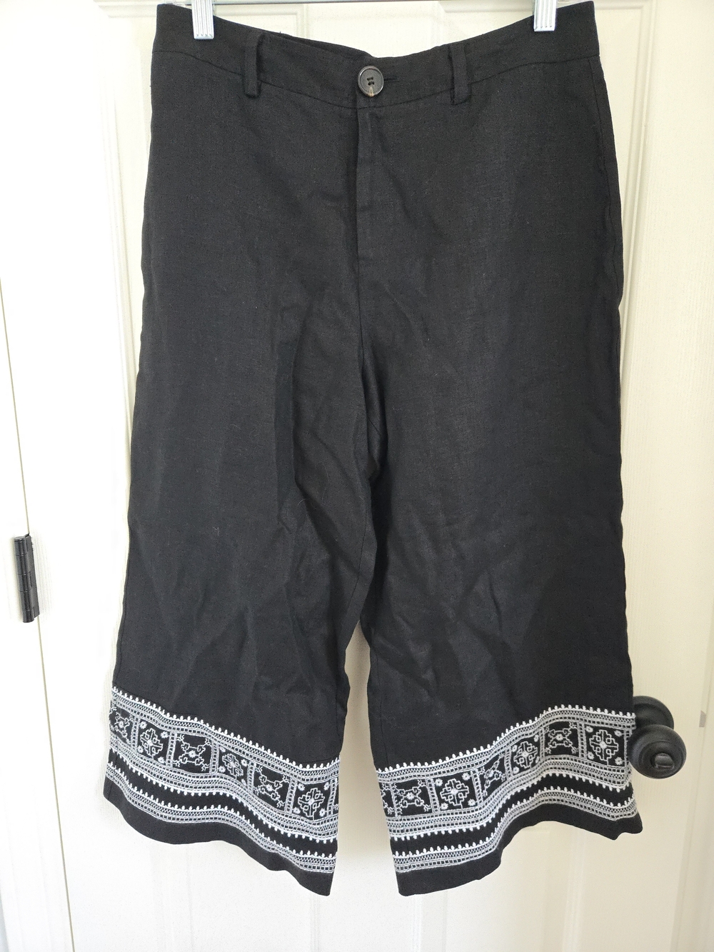 Linen Saks Fifth Ave. Black Wide Leg Cropped Pants, White Embroidered Hem, Sz. S